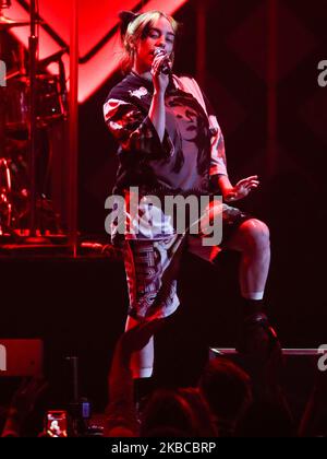 INGLEWOOD, LOS ANGELES, CALIFORNIE, États-Unis - DÉCEMBRE 06 : la chanteuse Billie Eilish se produit au 102,7 Jingle ball 2019 de KIIS FM, qui s'est tenu au Forum on 6 décembre 2019 à Inglewood, Los Angeles, Californie, États-Unis. (Photo par Xavier Collin/image Press Agency/NurPhoto) Banque D'Images