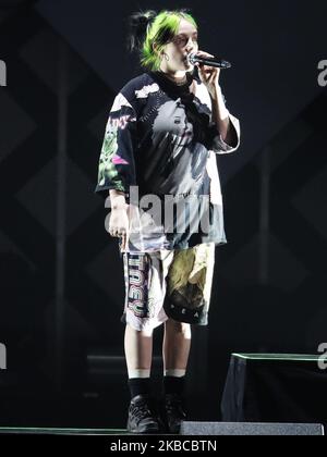 INGLEWOOD, LOS ANGELES, CALIFORNIE, États-Unis - DÉCEMBRE 06 : la chanteuse Billie Eilish se produit au 102,7 Jingle ball 2019 de KIIS FM, qui s'est tenu au Forum on 6 décembre 2019 à Inglewood, Los Angeles, Californie, États-Unis. (Photo par Xavier Collin/image Press Agency/NurPhoto) Banque D'Images