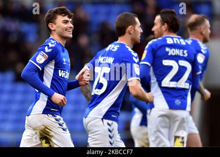 Jonny Smith (#26) d'Oldham Athletic célèbre l'ouverture du score lors du match de la Sky Bet League 2 entre Oldham Athletic et Leyton Orient à Boundary Park, Oldham, le samedi 7th décembre 2019. (Photo d'Eddie Garvey/MI News/NurPhoto) Banque D'Images