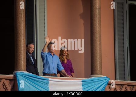 Le président argentin Mauricio Macri, au centre, sa femme Juliana Awada et son colistier Miguel Angel Pichetto se tiennent sur le balcon de la maison de l'exécutif Casa Rosada, lors d'un rassemblement en soutien à Macri, à Buenos Aires, en Argentine, le samedi 7 décembre, 2019 (photo de Mario de Fina/NurPhoto) Banque D'Images