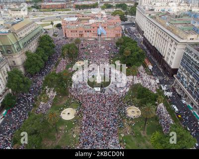 Dans cette vue aérienne, le président argentin Mauricio Macri, au centre, se fait une vague vers leurs partisans quelques minutes après la fin de son rassemblement de mur de baraques en tant que président, à Buenos Aires, en Argentine, sur 7 décembre 2019. (Photo de Mario de Fina/NurPhoto) Banque D'Images