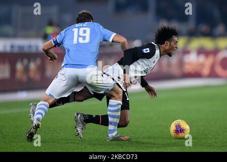 Juan Cuadrado de Juventus est défié par Senad Lulic de SS Lazio lors de la série Un match entre Lazio et Juventus au Stadio Olimpico, Rome, Italie, le 7 décembre 2019. (Photo de Giuseppe Maffia/NurPhoto) Banque D'Images