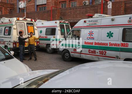 Les gens attendent leurs proches blessés à l'extérieur de l'hôpital Lok Nayak à New Delhi le 08 décembre 2019. Au moins 43 personnes sont mortes dans l'incendie. (Photo de Nasir Kachroo/NurPhoto) Banque D'Images