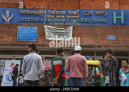 Les proches des personnes blessées à l'Anaj Mandi à Delhi attendent un incendie à l'extérieur de l'hôpital Lok Nayak à New Delhi, en Inde, le 08 décembre 2019 (photo de Nasir Kachroo/NurPhoto) Banque D'Images