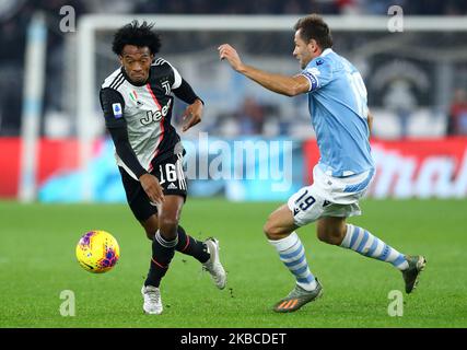 Juan Cuadrado de Juventus et Senad Lulic du Latium pendant la série Un match SS Lazio / FC Juventus au stade Olimpico à Rome, Italie sur 7 décembre 2019 (photo de Matteo Ciambelli/NurPhoto) Banque D'Images