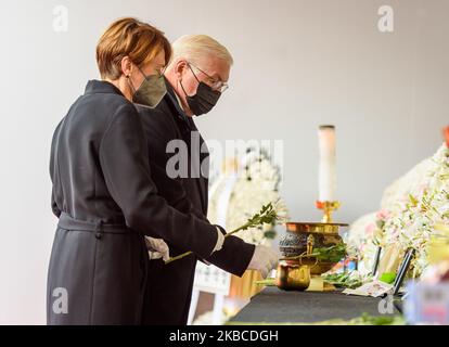 Séoul, Corée du Sud. 04th novembre 2022. Le président allemand Frank-Walter Steinmeier et sa femme Elke Büdenbender visitent un autel commémoratif commun pour les victimes de la vague meurtrière de la foule d'Halloween, à l'extérieur de l'hôtel de ville de Séoul. Au moins 156 personnes, surtout dans leurs 20s, ont été tuées dans une poussée de foule meurtrière pendant les célébrations d'Halloween dans le quartier populaire de la vie nocturne d'Itaewon, le 29 octobre dans la nuit. (Photo de Kim Jae-Hwan/SOPA Images/Sipa USA) crédit: SIPA USA/Alay Live News Banque D'Images