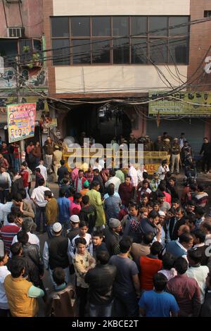 Les gens se rassemblent dans la région d'Anaj Mandi, près de la route Rani Jhansi, où un incendie a éclaté tôt le matin dans une usine de plastique, à 8 décembre 2019, à New Delhi, en Inde. Le personnel du service des incendies a tiré 63 personnes pendant l'opération de sauvetage du bâtiment de 4 étages, tandis que 43 causes ont été signalées jusqu'à la dernière mise à jour. (Photo de Mayank Makhija/NurPhoto) Banque D'Images