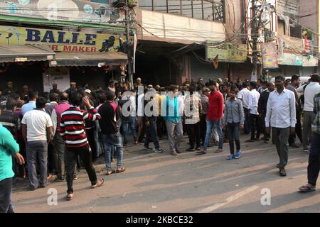 Les gens se rassemblent dans la région d'Anaj Mandi, près de la route Rani Jhansi, où un incendie a éclaté tôt le matin dans une usine de plastique, à 8 décembre 2019, à New Delhi, en Inde. Le personnel du service des incendies a tiré 63 personnes pendant l'opération de sauvetage du bâtiment de 4 étages, tandis que 43 causes ont été signalées jusqu'à la dernière mise à jour. (Photo de Mayank Makhija/NurPhoto) Banque D'Images