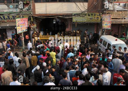 Les gens se rassemblent dans la région d'Anaj Mandi, près de la route Rani Jhansi, où un incendie a éclaté tôt le matin dans une usine de plastique, à 8 décembre 2019, à New Delhi, en Inde. Le personnel du service des incendies a tiré 63 personnes pendant l'opération de sauvetage du bâtiment de 4 étages, tandis que 43 causes ont été signalées jusqu'à la dernière mise à jour. (Photo de Mayank Makhija/NurPhoto) Banque D'Images