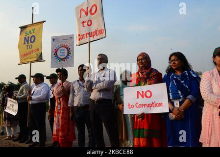 Transparency International, Bangladesh (TIB) a organisé une chaîne humaine de lutte contre la corruption devant le Parlement national à Dhaka, à la veille de la Journée internationale de lutte contre la corruption au Bangladesh, à 08 décembre 2019. (Photo par Mamunur Rashid/NurPhoto) Banque D'Images