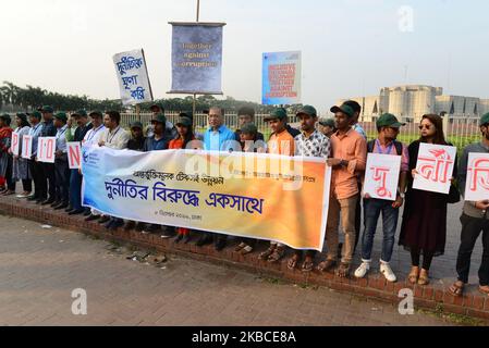 Transparency International, Bangladesh (TIB) a organisé une chaîne humaine de lutte contre la corruption devant le Parlement national à Dhaka, à la veille de la Journée internationale de lutte contre la corruption au Bangladesh, à 08 décembre 2019. (Photo par Mamunur Rashid/NurPhoto) Banque D'Images