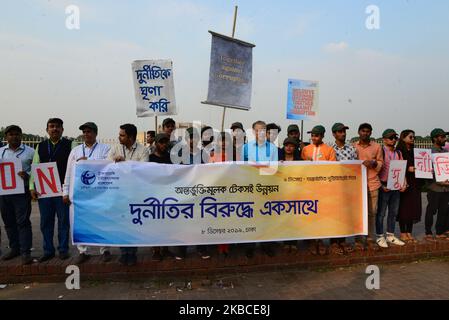 Transparency International, Bangladesh (TIB) a organisé une chaîne humaine de lutte contre la corruption devant le Parlement national à Dhaka, à la veille de la Journée internationale de lutte contre la corruption au Bangladesh, à 08 décembre 2019. (Photo par Mamunur Rashid/NurPhoto) Banque D'Images