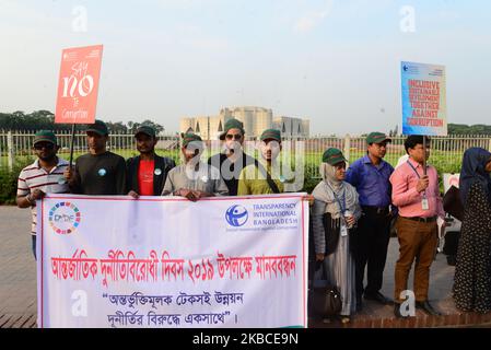 Transparency International, Bangladesh (TIB) a organisé une chaîne humaine de lutte contre la corruption devant le Parlement national à Dhaka, à la veille de la Journée internationale de lutte contre la corruption au Bangladesh, à 08 décembre 2019. (Photo par Mamunur Rashid/NurPhoto) Banque D'Images