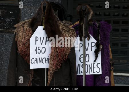 Les activistes de plusieurs organisations défendant les droits des animaux tiennent une bannière intitulée « fur is Dead » alors qu'ils prennent part à une action de protestation contre les animaux de l'industrie de la fourrure dans le centre-ville de Madrid, Espagne, 08 décembre 2019. (Photo par Oscar Gonzalez/NurPhoto) Banque D'Images