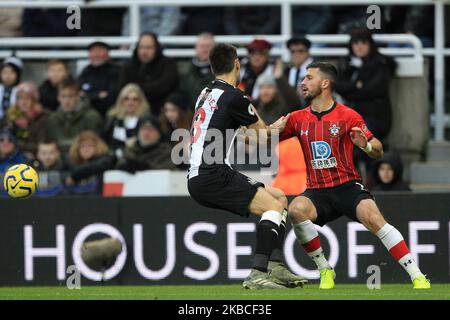 Shane long de Southampton en action avec Federico Fernandez de Newcastle United lors du match de la Premier League entre Newcastle United et Southampton à St. James's Park, Newcastle, le dimanche 8th décembre 2019. (Photo de Mark Fletcher/MI News/NurPhoto) Banque D'Images