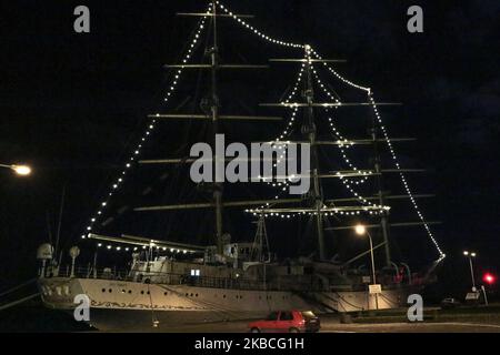 Un arbre de Noël fait de lumières à DEL à bord du navire à voile SV Dar Mlodziezy est vu à Gdynia, en Pologne, le 9 décembre 2019 (photo de Michal Fludra/NurPhoto) Banque D'Images