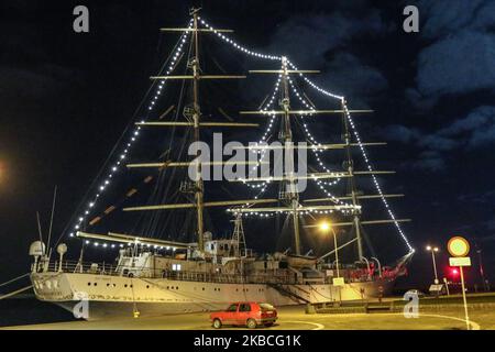 Un arbre de Noël fait de lumières à DEL à bord du navire à voile SV Dar Mlodziezy est vu à Gdynia, en Pologne, le 9 décembre 2019 (photo de Michal Fludra/NurPhoto) Banque D'Images