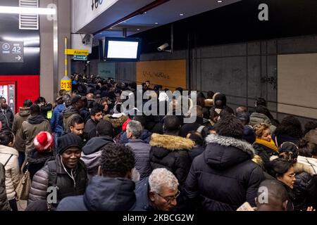 A la gare du Nord, sur les quais du RER B, des centaines de passagers attendent l'un des rares trains qui circulent lundi soir, 9 décembre 2019, le 5th jour d'une grève contre la réforme des retraites, Les transports à Paris sont toujours paralysés par la grève de la RATP et de la SNCF. En fin de compte, les quelques trains en circulation ont été pris par les Parisiens où des gardes de sécurité ont été déployés pour éviter les mouvements de foule et les accidents. (Photo de Samuel Boivin/NurPhoto) Banque D'Images