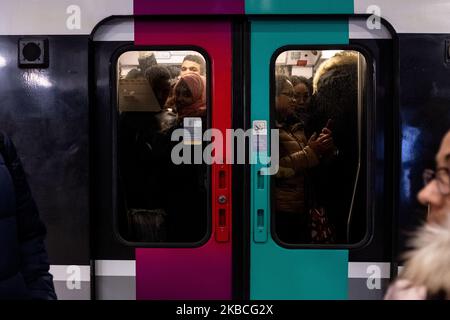 A la Gare du Nord, sur le RER B, les passagers sont massants autant que possible à l'intérieur des trains lundi soir, 9 décembre 2019, le 5th jour de grève contre la réforme des retraites, Les transports à Paris sont toujours paralysés par la grève de la RATP et de la SNCF. En fin de compte, les quelques trains en circulation ont été pris par les Parisiens où des gardes de sécurité ont été déployés pour éviter les mouvements de foule et les accidents. (Photo de Samuel Boivin/NurPhoto) Banque D'Images