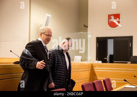 Stefan Schostok et son avocat Wolfgang Borsum avant le début du procès dans l'affaire de l'hôtel de ville le 10 décembre 2019 à Hanovre. Les accusés sont l'ancien maire Stefan Schostok, l'ancien chef du service du personnel et de la culture Harald Härke et l'ancien directeur de bureau de OB Frank Herbert. Le bureau du procureur accuse les trois accusés de violation grave de la confiance. (Photo de Peter Niedung/NurPhoto) Banque D'Images