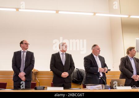 Les défendeurs et l'avocat de Schostok avant le début du procès dans l'affaire de l'hôtel de ville le 10 décembre 2019 à Hanovre. Les accusés sont l'ancien maire Stefan Schostok, l'ancien chef du service du personnel et de la culture Harald Härke et l'ancien directeur de bureau de OB Frank Herbert. Le bureau du procureur accuse les trois accusés de violation grave de la confiance. (Photo de Peter Niedung/NurPhoto) Banque D'Images