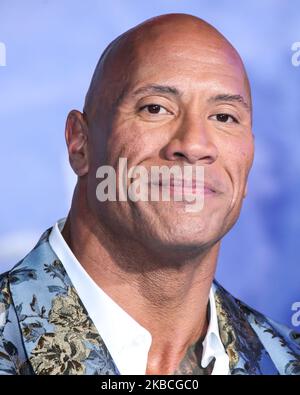 HOLLYWOOD, LOS ANGELES, CALIFORNIE, États-Unis - DÉCEMBRE 09 : l'acteur Dwayne Johnson (The Rock) portant une poupée et Gabbana arrive à la première mondiale de Columbia Pictures 'Jumanji: The Next Level', qui se tient au Théâtre chinois IMAX de TCL sur 9 décembre 2019 à Hollywood, Los Angeles, Californie, États-Unis. (Photo par Xavier Collin/image Press Agency/NurPhoto) Banque D'Images