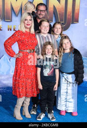 HOLLYWOOD, LOS ANGELES, CALIFORNIE, États-Unis - DÉCEMBRE 09 : l'orthographe de Tori et son mari Dean McDermott avec des enfants arrivent à la première mondiale de Columbia Pictures 'Jumanji: The Next Level' qui se tient au TCL Chinese Theatre IMAX on 9 décembre 2019 à Hollywood, Los Angeles, Californie, États-Unis. (Photo par Xavier Collin/image Press Agency/NurPhoto) Banque D'Images