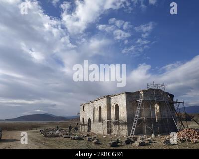 Les travailleurs ont restauré la t. L'église d'Ivan Rilski, qui était sous l'eau depuis 60 ans. Après le drainage soudain du barrage de Zhrebchevo, sa restauration a commencé près du village de Zapalnya, en Bulgarie, le 10 décembre 2019. Actuellement, plusieurs villes de Bulgarie ont des difficultés d'approvisionnement en eau douce après le drainage soudain de plusieurs autres barrages. Photo de: Petar Petrov/impact Press Group/NurPhoto Banque D'Images