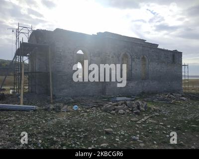 Les travailleurs ont restauré la t. L'église d'Ivan Rilski, qui était sous l'eau depuis 60 ans. Après le drainage soudain du barrage de Zhrebchevo, sa restauration a commencé près du village de Zapalnya, en Bulgarie, le 10 décembre 2019. Actuellement, plusieurs villes de Bulgarie ont des difficultés d'approvisionnement en eau douce après le drainage soudain de plusieurs autres barrages. Photo de: Petar Petrov/impact Press Group/NurPhoto Banque D'Images