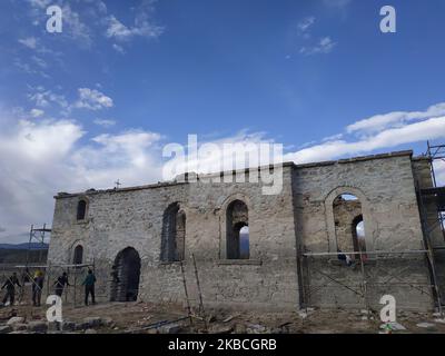 Les travailleurs ont restauré la t. L'église d'Ivan Rilski, qui était sous l'eau depuis 60 ans. Après le drainage soudain du barrage de Zhrebchevo, sa restauration a commencé près du village de Zapalnya, en Bulgarie, le 10 décembre 2019. Actuellement, plusieurs villes de Bulgarie ont des difficultés d'approvisionnement en eau douce après le drainage soudain de plusieurs autres barrages. Photo de: Petar Petrov/impact Press Group/NurPhoto Banque D'Images