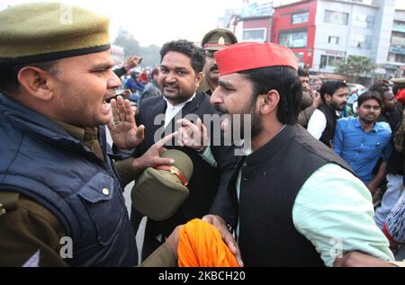 Les partisans du parti samajwadi brûlent les copies du PROJET DE LOI DE L'ACR Protestcontre l'ACR (projet de loi d'amendement des citoyens ) , à Allahabad sur 9 décembre 2019 . (Photo de Ritesh Shukla/NurPhoto) Banque D'Images