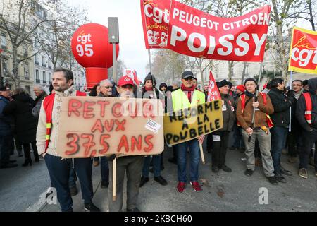 Les travailleurs du constructeur français Renault participent à une manifestation sur 10 décembre 2019 à Paris dans le cadre du sixième jour d'une grève des employés des opérateurs de transports publics SNCF et RATP sur le projet du gouvernement français de réformer le système de retraite du pays. Les syndicats se sont engagés à poursuivre la lutte contre les réformes, qui doivent être finalisées et publiées sur 11 décembre. (Photo de Michel Stoupak/NurPhoto) Banque D'Images