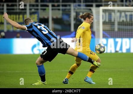 Antoine Griezmann du FC Barcelone concurrence pour le ballon avec Milan Skriniar du FC Internazionale lors du match F de la Ligue des champions de l'UEFA entre le FC Internazionale et le FC Barcelone au Stadio Giuseppe Meazza sur 10 décembre 2019 à Milan, en Italie. (Photo de Giuseppe Cottini/NurPhoto) Banque D'Images