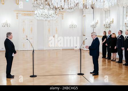 Le Premier ministre démissionnaire, Antti Rinne, s'adresse au président Sauli Niinistö, alors que le gouvernement finlandais démissionnaire rend visite au président finlandais au Palais présidentiel d'Helsinki, en Finlande, sur 10 décembre 2019. (Photo par Antti Yrjonen/NurPhoto) Banque D'Images