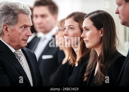 Le Président Sauli Niinistö (l) se met en rapport avec les ministres alors que le gouvernement finlandais démissionnaire rend visite au Président finlandais au Palais présidentiel d'Helsinki, en Finlande, sur 10 décembre 2019. Le nouveau premier ministre Sanna Marin est à droite. (Photo par Antti Yrjonen/NurPhoto) Banque D'Images