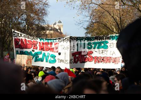 Des milliers de manifestants marchent dans les rues du centre de Paris au cours du sixième jour d'une grève générale sur 10 décembre 2019 à Paris, en France. 30000 manifestants à Paris par le comte de la préfecture et environ 180000 par le comte des syndicats, de nombreux étudiants de l'université et du lycée avec les '' cheminots', l'employé des transports en commun a pris part à la manifestation, Et a marché en face des environs 6 heures, environ 100 personnes ont commencé à marcher dans le marais pour protester, rapidement arrêté par la police rue des archives, environ 30 manifestants arrêtés. (Photo de Jerome Gilles/NurPhoto) Banque D'Images