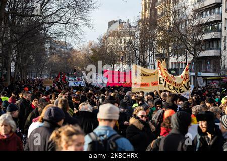 Des milliers de manifestants marchent dans les rues du centre de Paris au cours du sixième jour d'une grève générale sur 10 décembre 2019 à Paris, en France. 30000 manifestants à Paris par le comte de la préfecture et environ 180000 par le comte des syndicats, de nombreux étudiants de l'université et du lycée avec les '' cheminots', l'employé des transports en commun a pris part à la manifestation, Et a marché en face des environs 6 heures, environ 100 personnes ont commencé à marcher dans le marais pour protester, rapidement arrêté par la police rue des archives, environ 30 manifestants arrêtés. (Photo de Jerome Gilles/NurPhoto) Banque D'Images