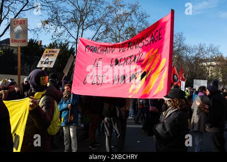 Des milliers de manifestants marchent dans les rues du centre de Paris au cours du sixième jour d'une grève générale sur 10 décembre 2019 à Paris, en France. 30000 manifestants à Paris par le comte de la préfecture et environ 180000 par le comte des syndicats, de nombreux étudiants de l'université et du lycée avec les '' cheminots', l'employé des transports en commun a pris part à la manifestation, Et a marché en face des environs 6 heures, environ 100 personnes ont commencé à marcher dans le marais pour protester, rapidement arrêté par la police rue des archives, environ 30 manifestants arrêtés. (Photo de Jerome Gilles/NurPhoto) Banque D'Images