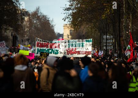 Des milliers de manifestants marchent dans les rues du centre de Paris au cours du sixième jour d'une grève générale sur 10 décembre 2019 à Paris, en France. 30000 manifestants à Paris par le comte de la préfecture et environ 180000 par le comte des syndicats, de nombreux étudiants de l'université et du lycée avec les '' cheminots', l'employé des transports en commun a pris part à la manifestation, Et a marché en face des environs 6 heures, environ 100 personnes ont commencé à marcher dans le marais pour protester, rapidement arrêté par la police rue des archives, environ 30 manifestants arrêtés. (Photo de Jerome Gilles/NurPhoto) Banque D'Images