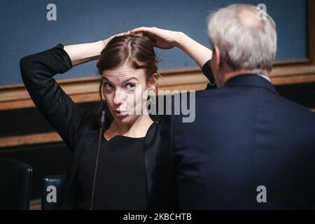 Le ministre de l'éducation Li Andersson s'entretient avec le Premier ministre démissionnaire, Antti Rinne, lors d'une session du Parlement finlandais à Helsinki, en Finlande, sur le 10 décembre 2019. (Photo par Antti Yrjonen/NurPhoto) Banque D'Images