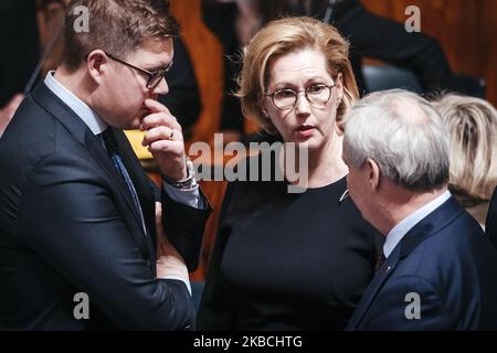 Le président du groupe parlementaire social-démocrate, Antti Lindtman, nouveau ministre de l'emploi, Tuula Haatainen, et le Premier ministre, Antti Rinne, démissionnèrent lors d'une session du Parlement finlandais à Helsinki, en Finlande, sur 10 décembre 2019. Antti Rinne prendra la place de Tuula Haatainen comme vice-président du Parlement. (Photo par Antti Yrjonen/NurPhoto) Banque D'Images