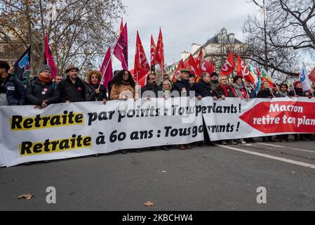 Les principaux dirigeants syndicaux, y compris Yves Veyrier, Secrétaire général de la Force Ouvrière (FO), et Philippe Martinez, Secrétaire général de la CGT, marchent à la tête de la procession derrière une grande bannière qui se lit «retraite par points tous les perdants, retraite à 60 tous les gagnants, Macron retire votre plan" mardi, 10 décembre 2019, tandis que plusieurs milliers de personnes ont répondu à l'appel de l'interUnion composée de la CGT, FO, Sud, solidaires, FSU, Les syndicats de la FSU, de l'UNEF et de l'UNL manifestent à Paris contre le projet de réforme des retraites qui doit mettre fin aux régimes spéciaux pour a Banque D'Images