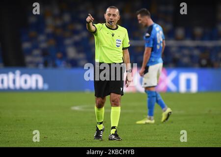Arbitre Cuneyt Cakir lors du match de l'UEFA Champions League entre SSC Napoli et KRC Genk au Stadio San Paolo Naples Italie le 10 décembre 2019. (Photo Franco Romano) (photo de Franco Romano/NurPhoto) Banque D'Images