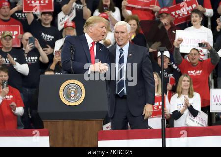 Le président américain Donald Trump partage la scène avec le vice-président Mike Penceas ils retournent en Pennsylvanie pour un rassemblement de campagne a Keep America Great au Giant Center, à Hershey, en Pennsylvanie, sur 10 décembre 2019. (Photo de Bastiaan Slabbers/NurPhoto) Banque D'Images