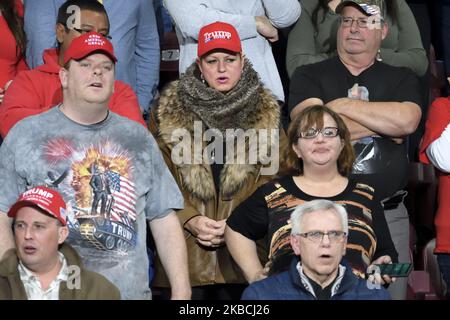 Les personnes présentes entendent le président américain Donald Trump parler pendant plus d'une heure lors d'un rassemblement de campagne avec le vice-président Mike Pence au Giant Centre, à Hershey, en Pennsylvanie, sur 10 décembre 2019. (Photo de Bastiaan Slabbers/NurPhoto) Banque D'Images