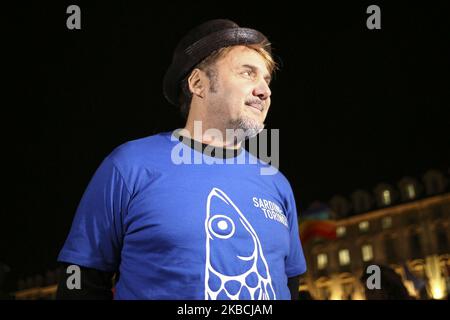 Paolo Ranzani (à gauche), organisateur de la foule éclair du mouvement de la Sarde de Turin, à la Piazza Castello sur 10 décembre 2019 à Turin, Italie. La Sarde, le nouveau mouvement idéologique anti-fasciste, partout en Italie, proteste contre Matteo Salvini, dirigeant du parti de droite Lega. Le mouvement, né de Roberto Morotti, Giulia Trapoloni et Andrea Garreffa, est né en opposition à la campagne électorale de Bologne de la Lega. (Photo par Massimiliano Ferraro/NurPhoto) Banque D'Images