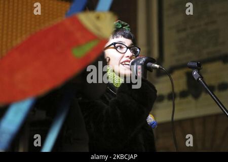 La chanteuse Veronica Uli Protto parle pendant la foule éclair du mouvement de la Sarde à la Piazza Castello sur 10 décembre 2019 à Turin, Italie. La Sarde, le nouveau mouvement idéologique anti-fasciste, partout en Italie, proteste contre Matteo Salvini, dirigeant du parti de droite Lega. Le mouvement, né de Roberto Morotti, Giulia Trapoloni et Andrea Garreffa, est né en opposition à la campagne électorale de Bologne de la Lega. (Photo par Massimiliano Ferraro/NurPhoto) Banque D'Images