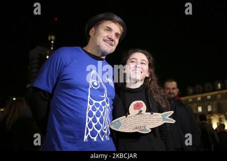 Paolo Ranzani (à gauche), organisateur de la foule éclair du mouvement de la Sarde de Turin, à la Piazza Castello sur 10 décembre 2019 à Turin, Italie. La Sarde, le nouveau mouvement idéologique anti-fasciste, partout en Italie, proteste contre Matteo Salvini, dirigeant du parti de droite Lega. Le mouvement, né de Roberto Morotti, Giulia Trapoloni et Andrea Garreffa, est né en opposition à la campagne électorale de Bologne de la Lega. (Photo par Massimiliano Ferraro/NurPhoto) Banque D'Images