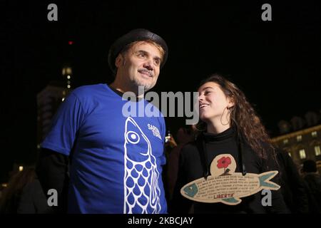 Paolo Ranzani (à gauche), organisateur de la foule éclair du mouvement de la Sarde de Turin, à la Piazza Castello sur 10 décembre 2019 à Turin, Italie. La Sarde, le nouveau mouvement idéologique anti-fasciste, partout en Italie, proteste contre Matteo Salvini, dirigeant du parti de droite Lega. Le mouvement, né de Roberto Morotti, Giulia Trapoloni et Andrea Garreffa, est né en opposition à la campagne électorale de Bologne de la Lega. (Photo par Massimiliano Ferraro/NurPhoto) Banque D'Images