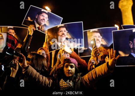 Les manifestants tiennent une photo de l'ancien président égyptien Mohamed Morsi lors de la manifestation pour la peine de mort en Égypte, après la prière du soir à la mosquée Fatih à Istanbul, Turquie, 10 décembre 2019. (Photo par CAN Ozer/NurPhoto) Banque D'Images